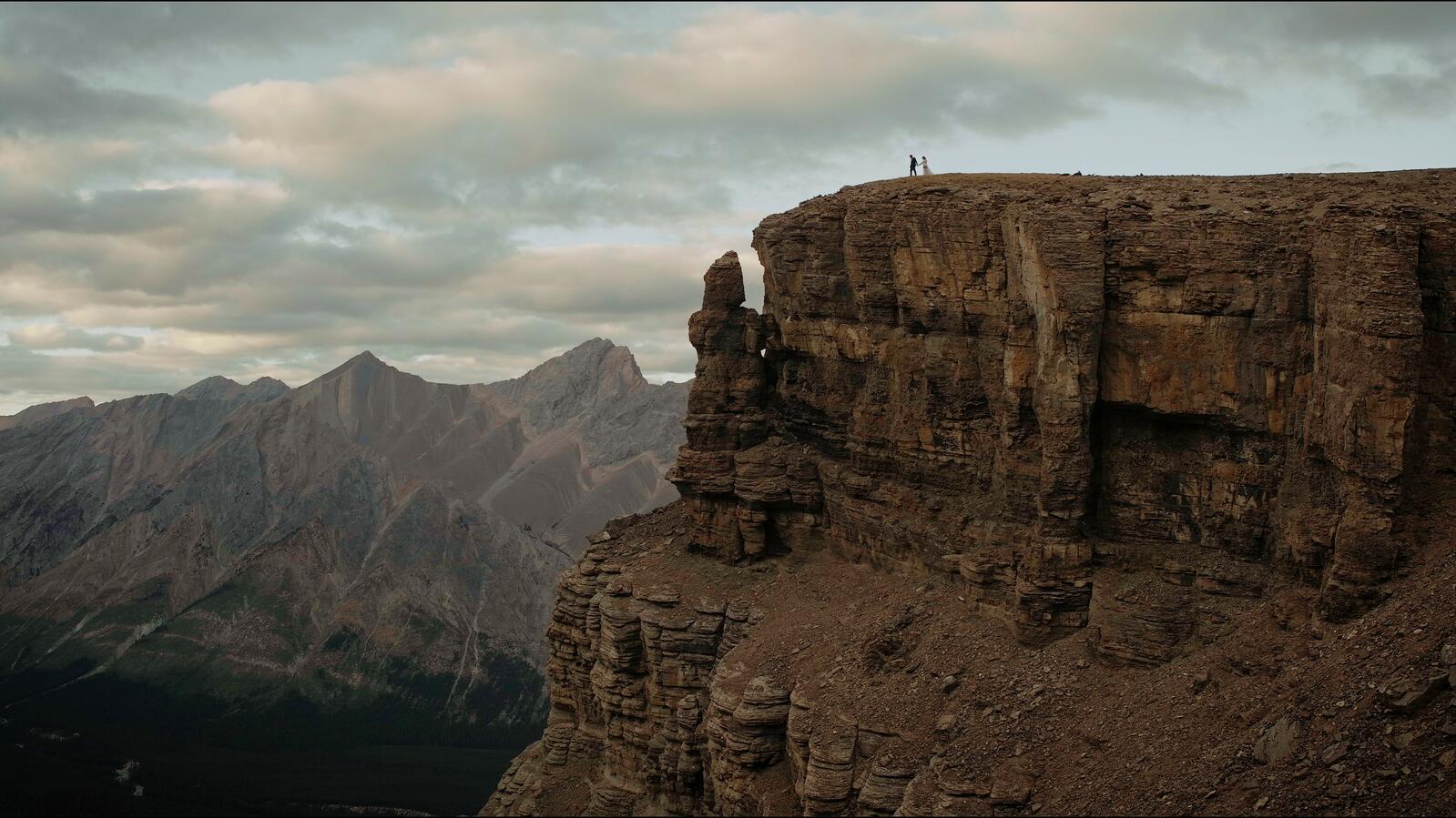 Wedding Photo, couple up on cliff, vista view in background