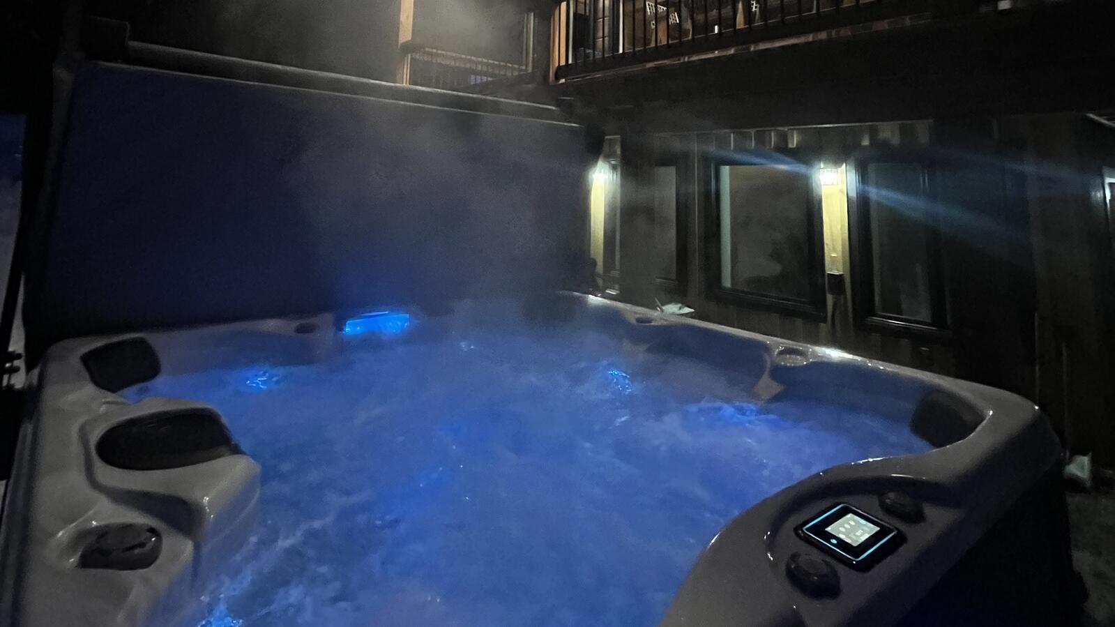 Spruce Hollow Lodge Hot Tub