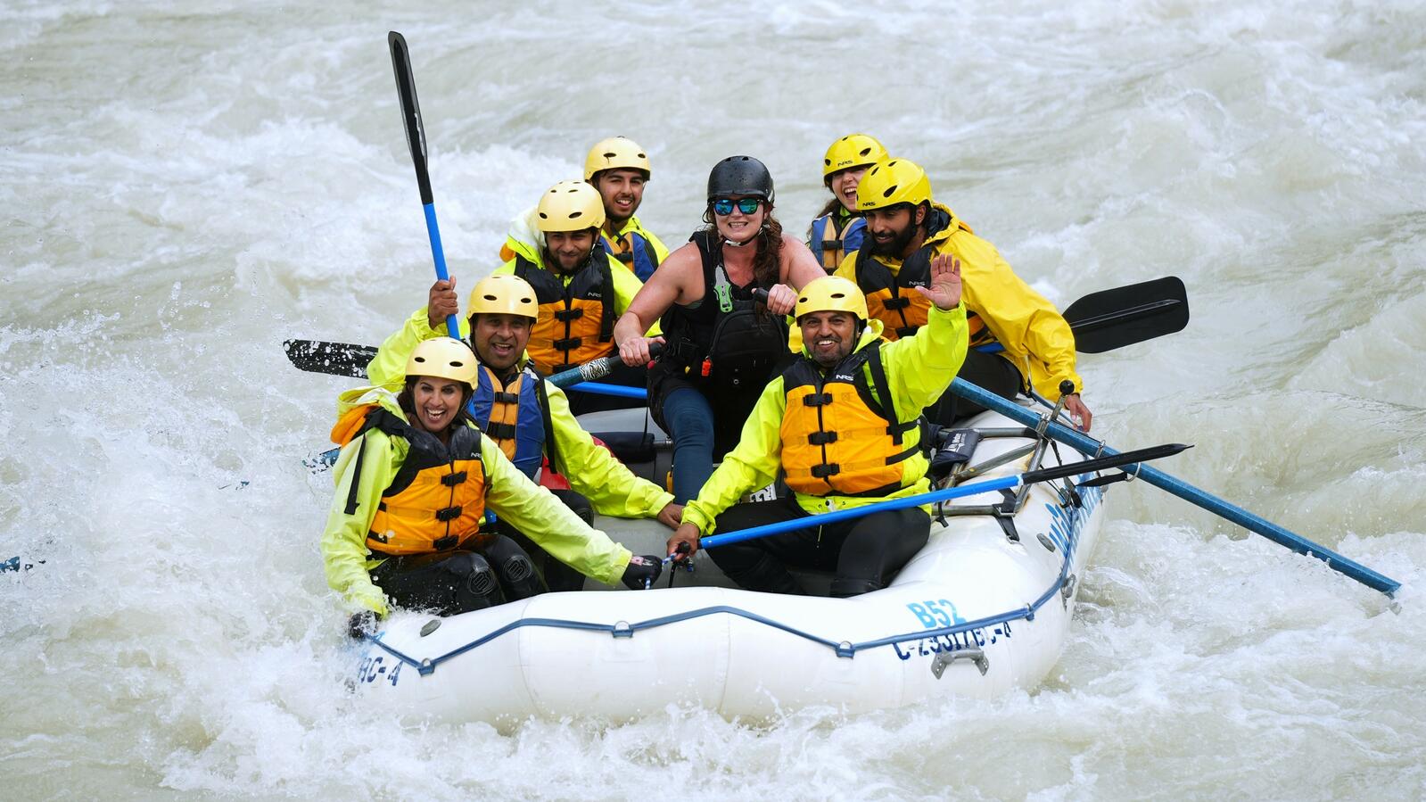 Des adeptes du rafting apprécient les eaux vives de la Kicking Horse River.