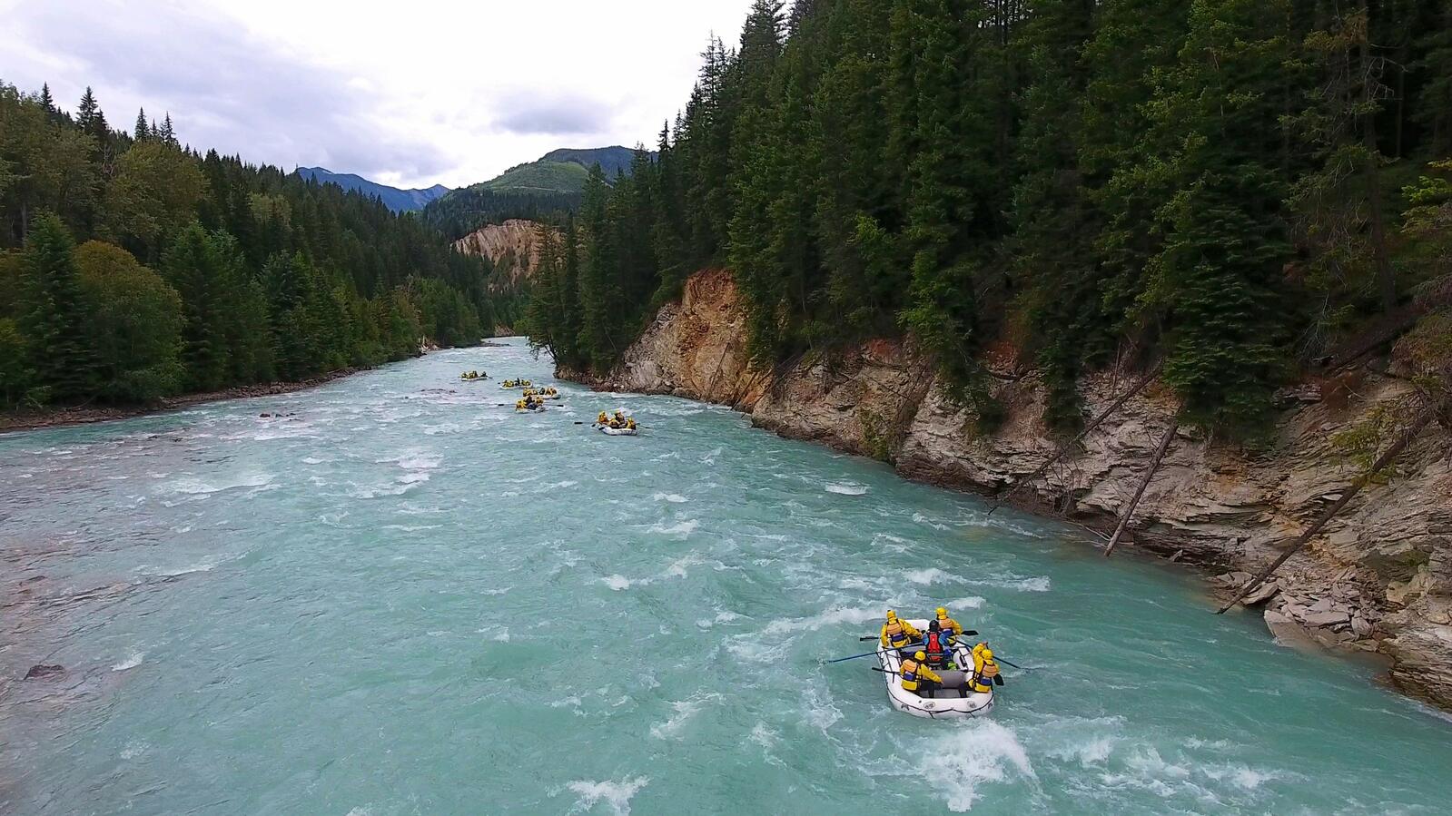 Des adeptes du rafting apprécient le calme de la rivière Kicking Horse.