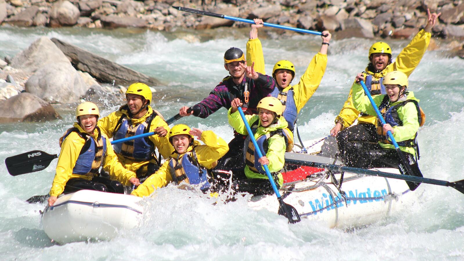 Des adeptes du rafting apprécient les eaux vives de la Kicking Horse River.