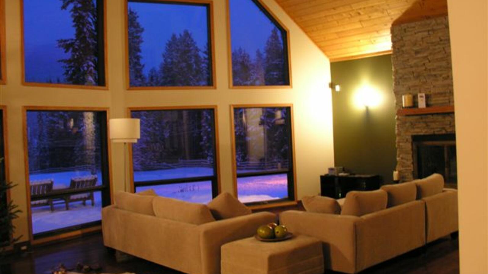 Salon avec grande baie vitrée dans le Home Lodge